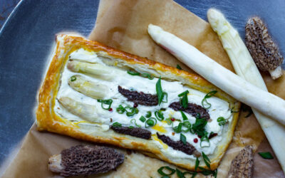 Blätterteigtaschen mit weißem oder grünem Spargel
